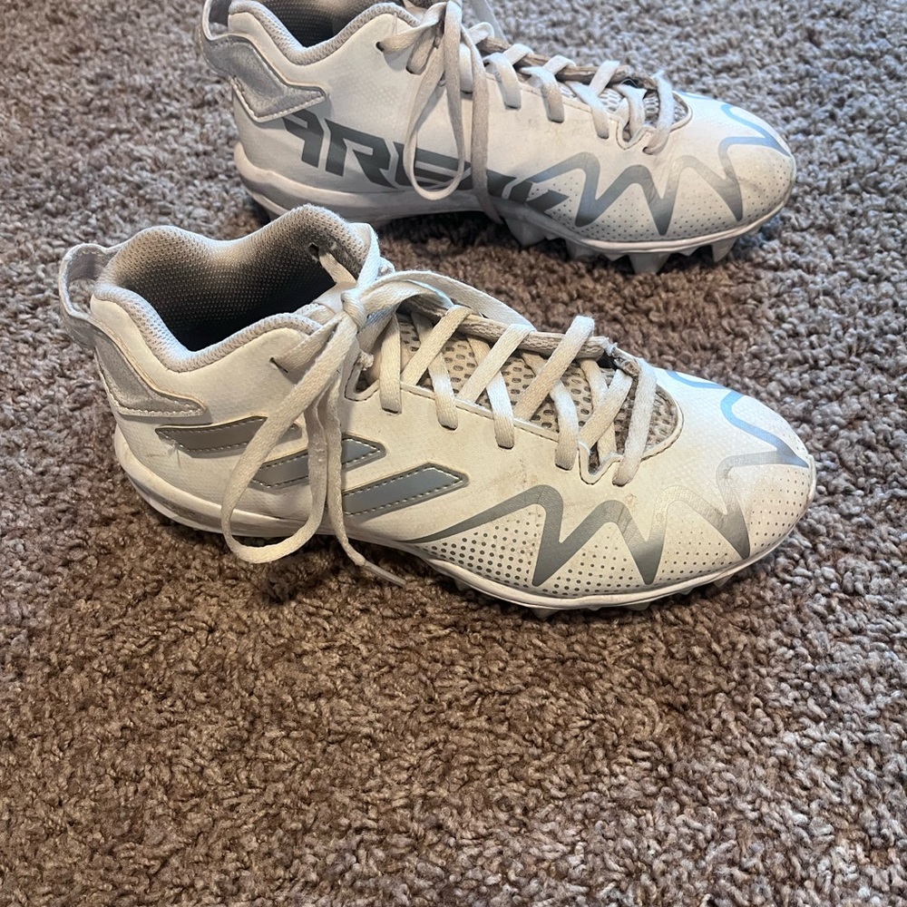 Adidas Big Kid's Freak Spark GZ6840 Football Cleats, Size 4 White MSRP $70